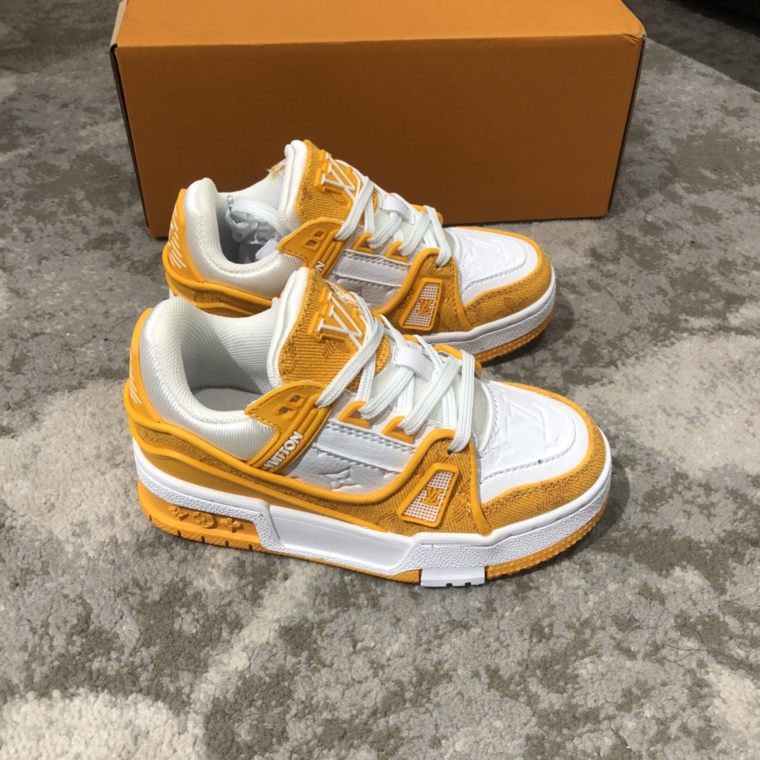 Children's shoes child